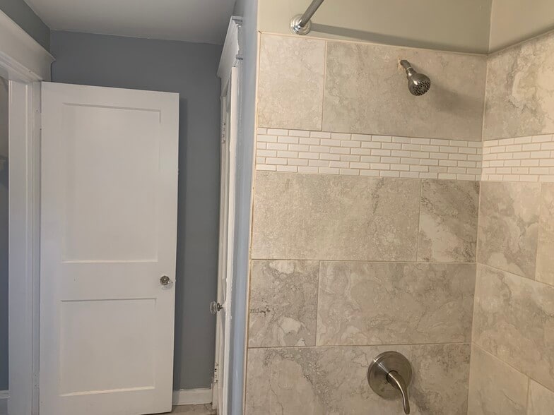 Building Photo - 2920 E Cold Spring Ln