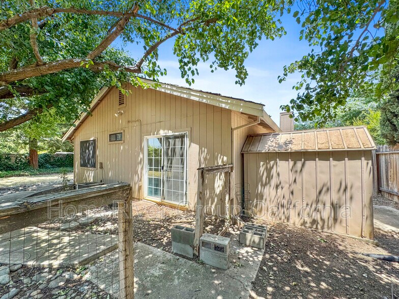 Building Photo - 8215 Bluehaven Ct