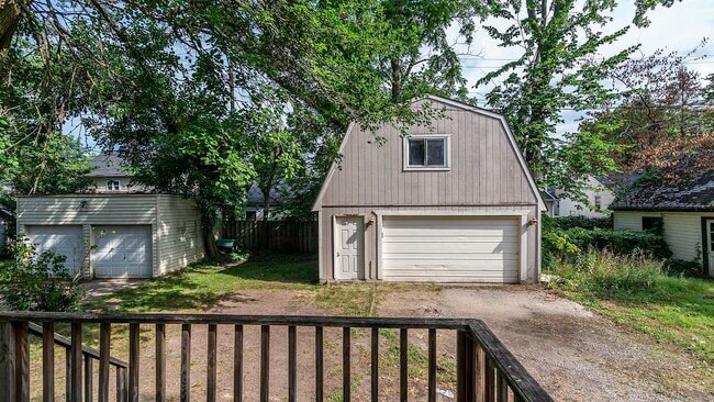 Building Photo - 823 Dewey Ave