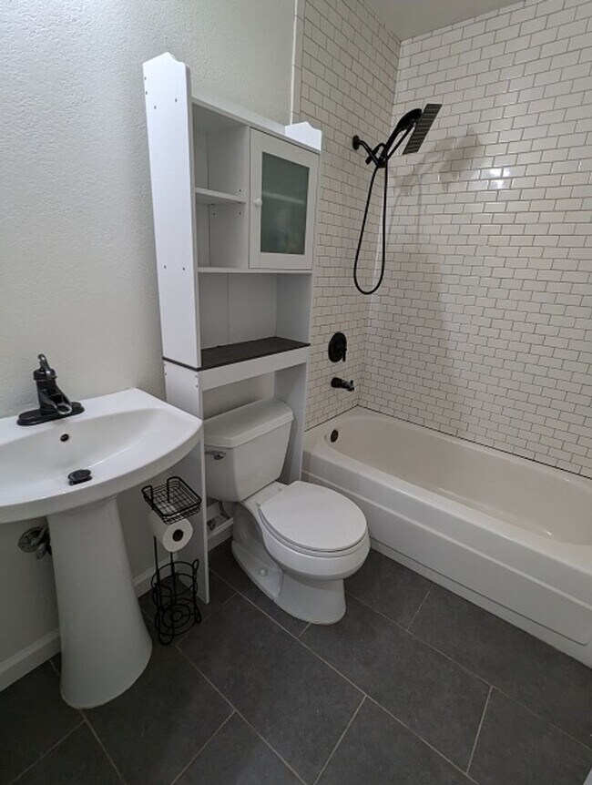 Building Photo - 2 Bedroom-1 Bathroom Condo in Santee (Tras...