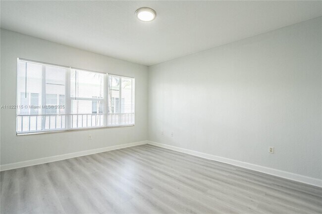Building Photo - 2180 Bay Dr