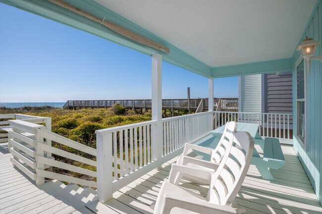 Building Photo - VINTAGE BEACHFRONT COTTAGE PERFECT FOR COZY WINTER GETAWAY