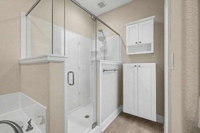 Building Photo - 490 Soundview Ct
