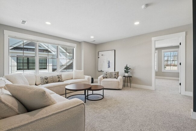 Building Photo - Luxurious, Fully Furnished Townhome       ...