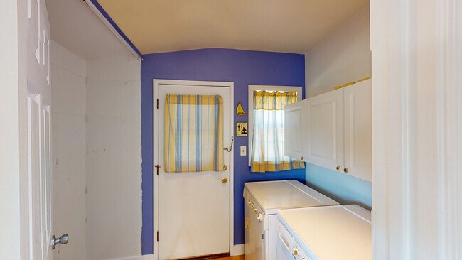 Building Photo - 208 W Broadbent Dr