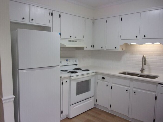 Building Photo - Fully Renovated 2 Bedroom 1 1/2 Bath Townh...