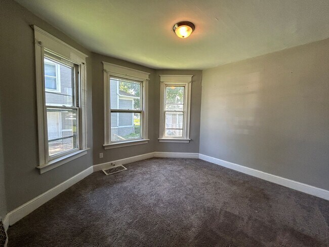 Building Photo - 3 bedroom 1 bath house in Davenport