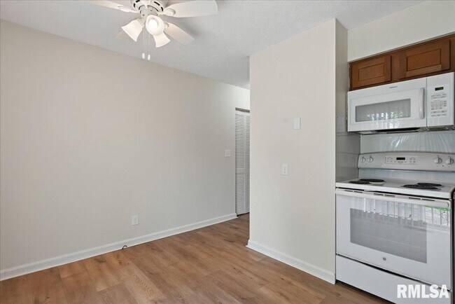Building Photo - 8 Sundowner Ln