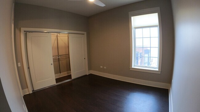 Building Photo - 2050 N Clark St