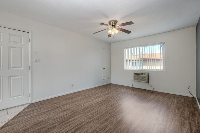 Building Photo - Lakeside Upstairs First Month FREE 1 Bd / 1 ba w/ In Unit  Laundry, Parking, + Water/Trash Included