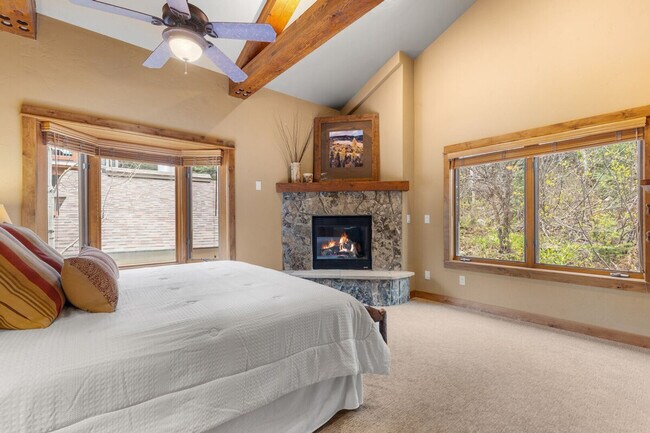 Building Photo - 2137 Overlook Dr