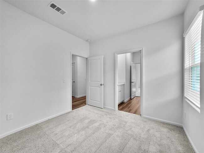 Building Photo - 28414 Selsdon Ct