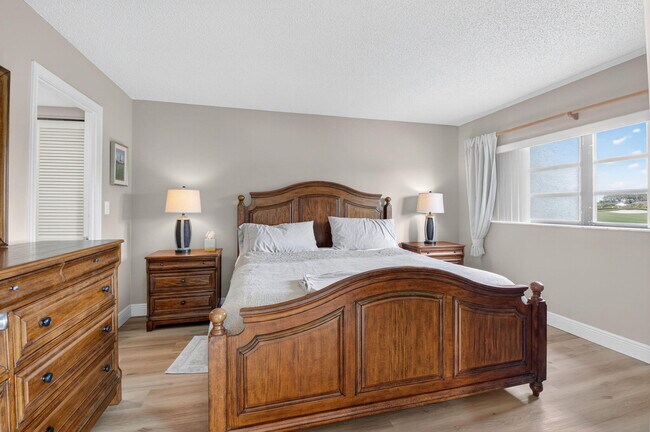 Building Photo - 451 Greensward Ln