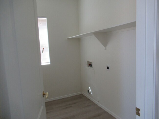 Building Photo - 4 Bedroom / 3.5 Bath Chandler Home in Gated Lake Community!