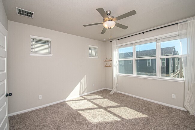 Building Photo - 16018 Oregon Oak Dr