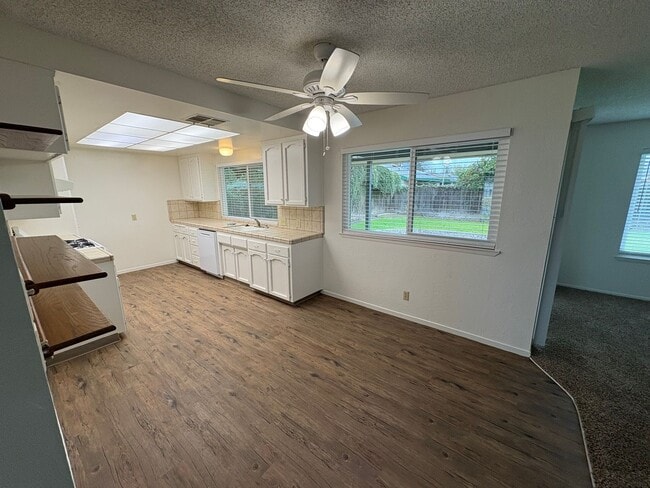 Building Photo - Spacious & Cozy Near Mountain View Elementary Home coming soon!