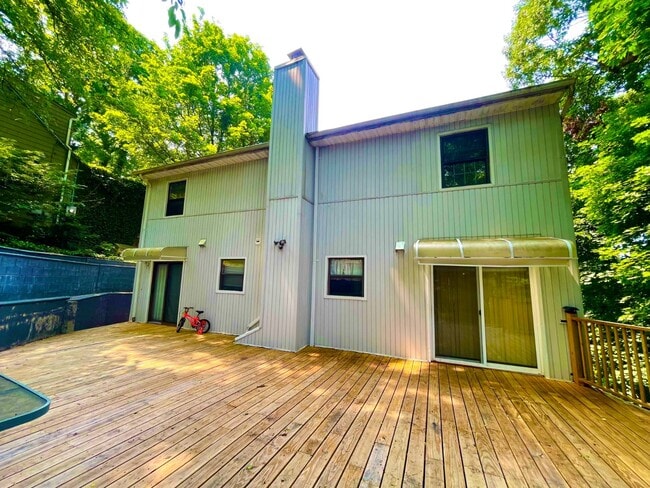 Building Photo - 350 Bayview Ave