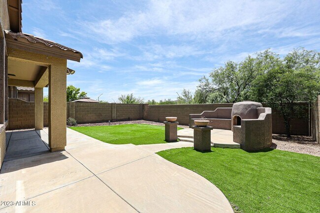 Building Photo - BRAND NEW 5 BEDROOM HOME IN PHOENIX