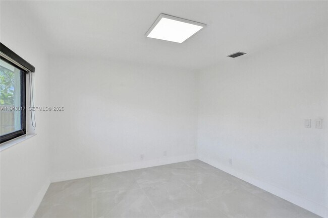 Building Photo - 16653 Golfview Dr