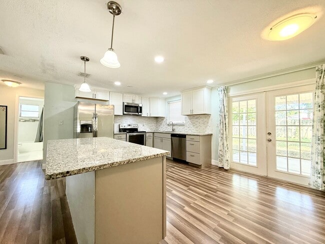 Building Photo - Relaxed Florida living at this 3Bedroom/ 2bath home in the Heart of Daytona Beach!