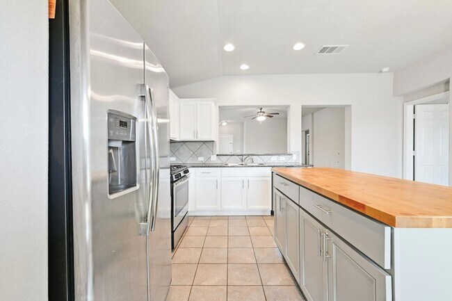 Building Photo - 411 Langely