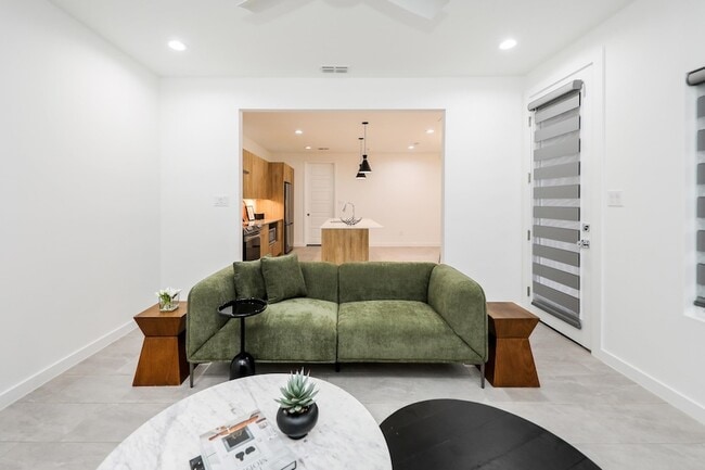 Building Photo - 305 Deer Path Lp