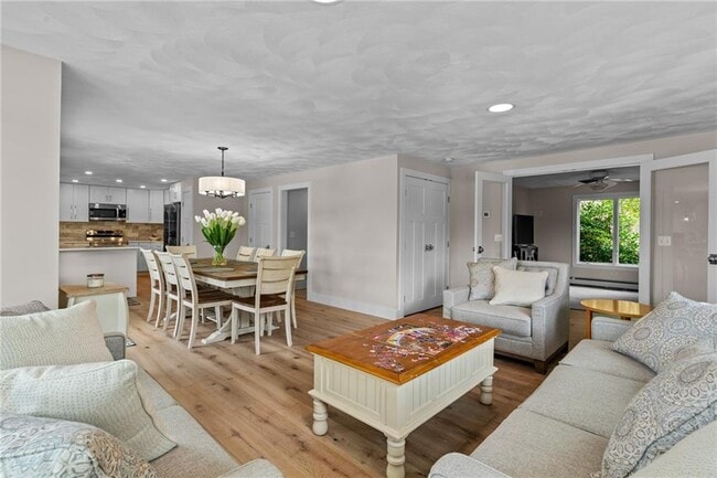 Building Photo - 8 Woodsia Rd