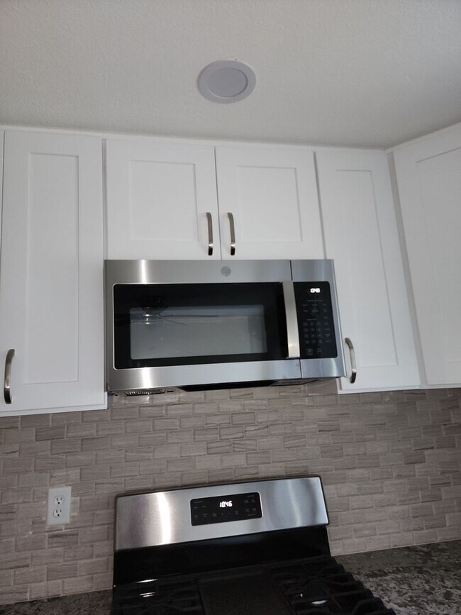 Building Photo - Recently Updated -  2 Bedroom 1 Bathroom O...