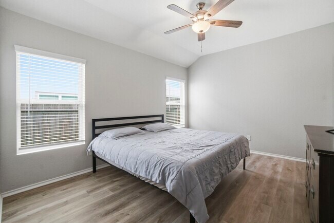 Building Photo - 11036 N Lake Mist Ln