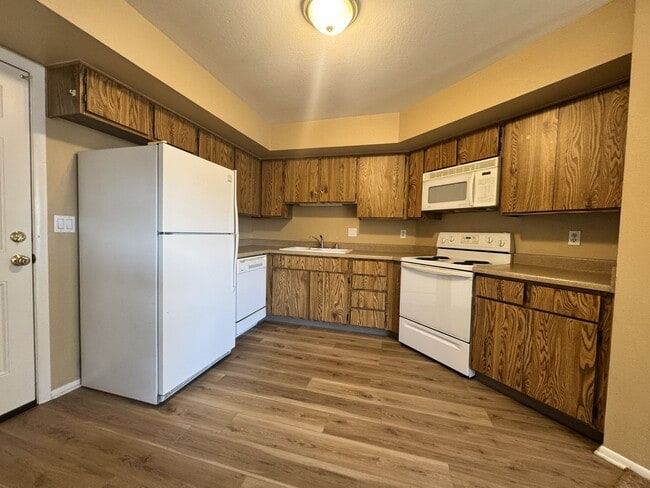 Building Photo - ***MOVE IN SPECIAL*** 2 STORY TOWNHOME WITH ATTACHED GARAGE WATER INCL