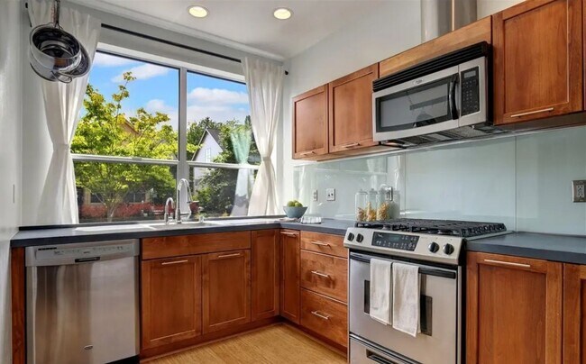 Building Photo - Bright & Spacious Townhome for Rent in a Charming, Tree-Lined Neighborhood