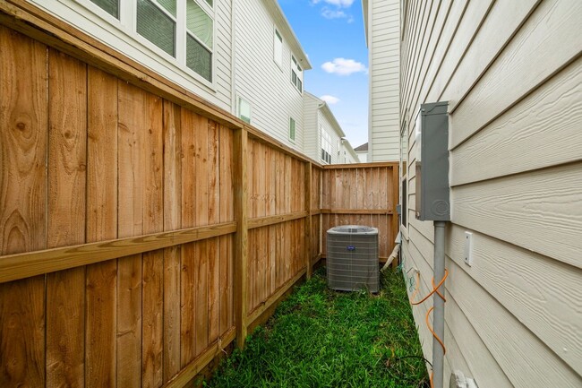 Building Photo - 726 Carriage Knls Dr
