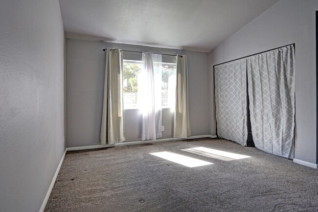 Building Photo - 1521 Desert Ridge Ave