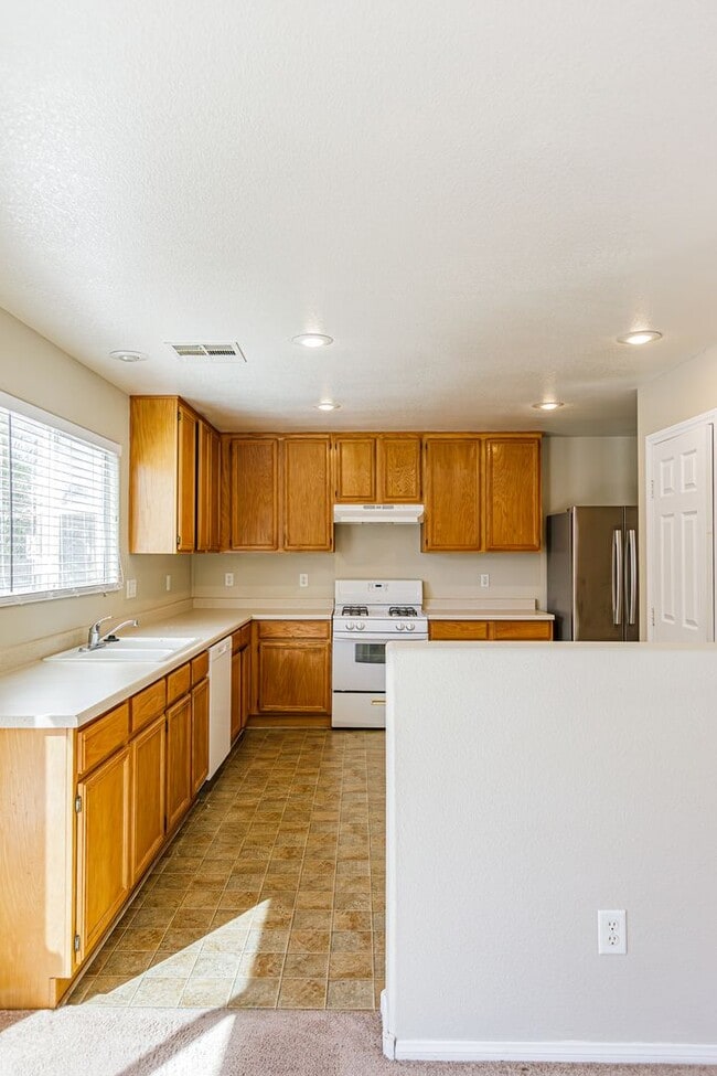 Building Photo - 4 Bedroom home located in Silverado Ranch