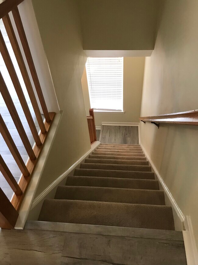 Building Photo - 1111 Cambridge Ct