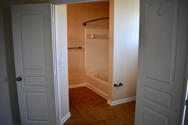 Building Photo - Gardens of Bridgehampton - 3 Bed - 3 Bath - Hardwood Laminate Floors