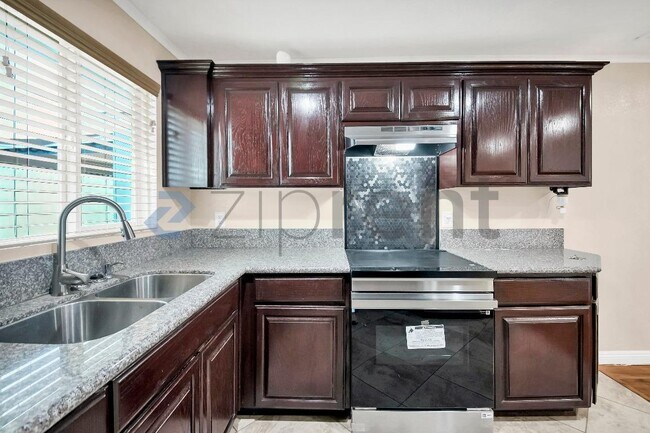 Building Photo - 32771 Whispering Palms Trail