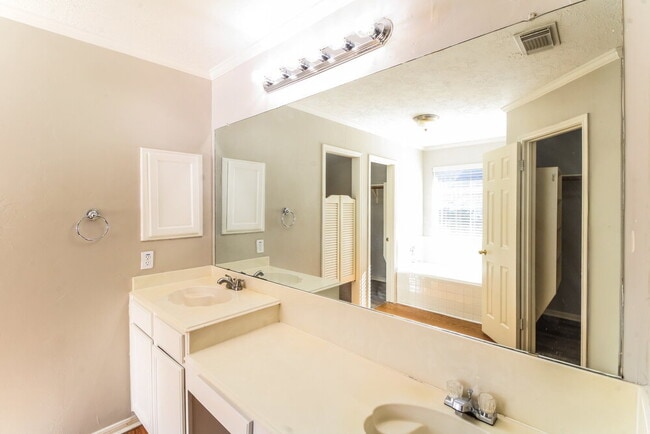 Building Photo - 3217 Lee Cir