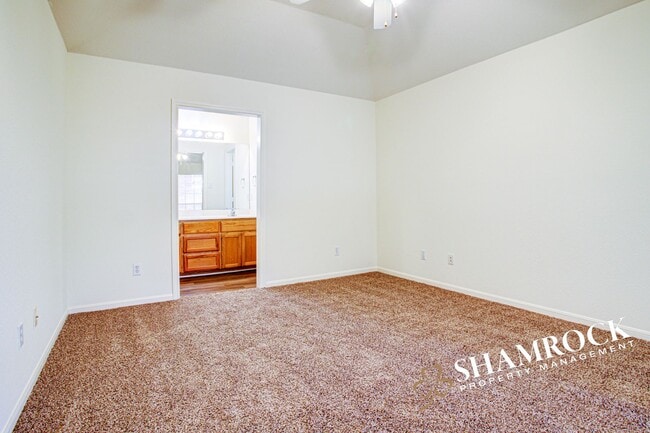 Building Photo - Duplex near Hewitt Post Office