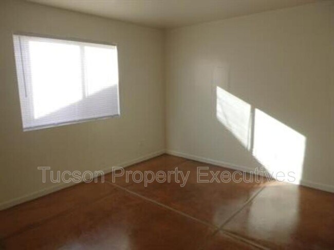 Building Photo - 1412 E 25th St