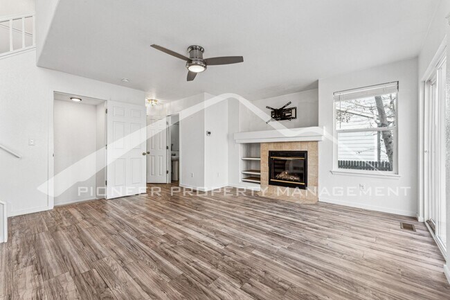 Building Photo - Spacious Home with Fenced Yard and Washer/Dryer