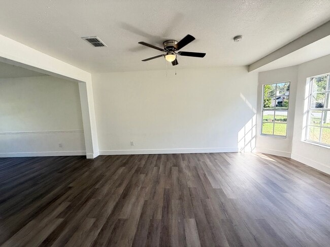 Building Photo - Beautifully Updated 4-Bedroom Home with Po...