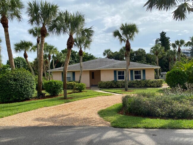 Building Photo - 956 Tulip Ln