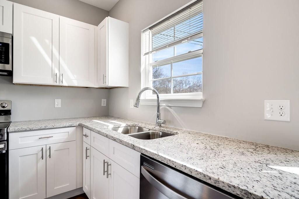 Building Photo - 348 Kristen Ct