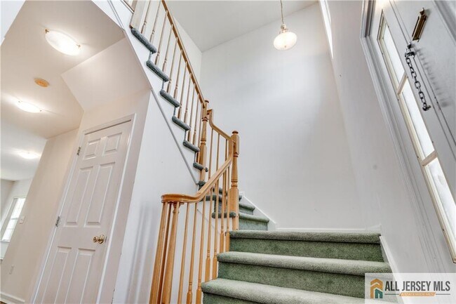 Building Photo - 9 E Burgess Dr