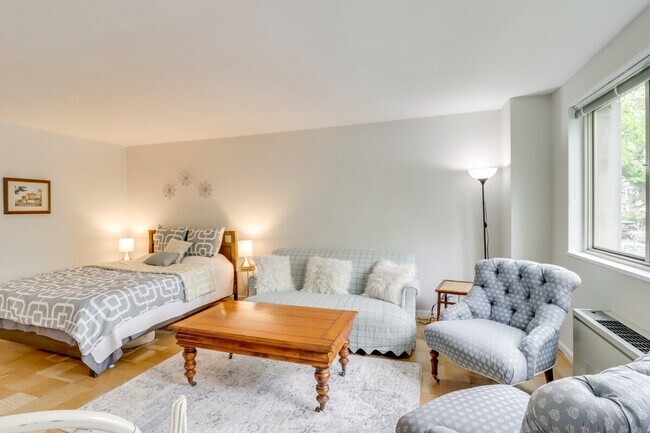 Building Photo - 2710 Macomb St NW