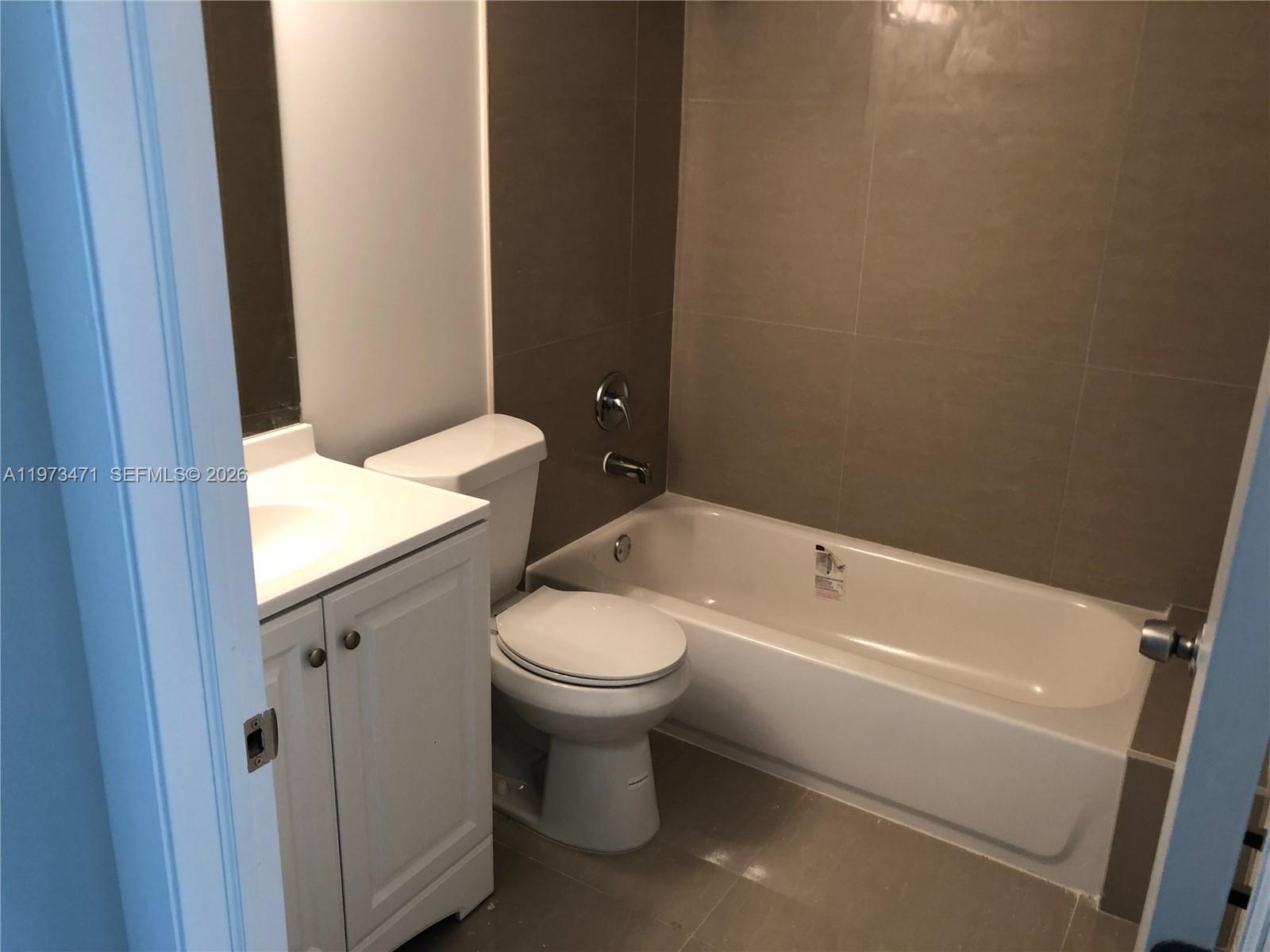 Building Photo - 8883 Fontainebleau Blvd