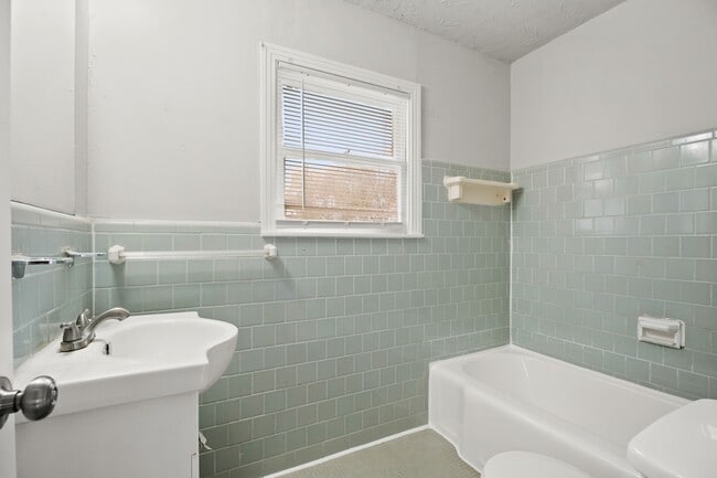 Building Photo - 728 22nd Ave N