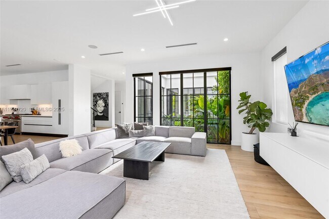 Building Photo - 895 NE 76th St