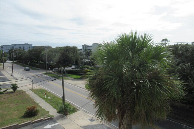 Building Photo - 732 N Halifax Ave
